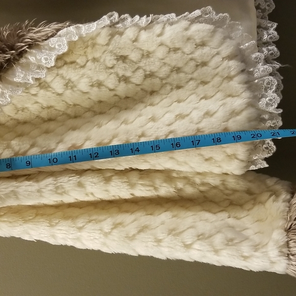 White Soft Lace Short Fur Coat - Picture 5 of 6